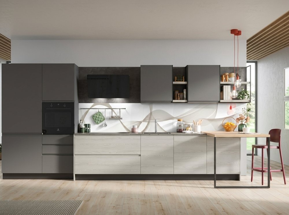 Cucina completata con paraschizzi in vetro su misura Fondale