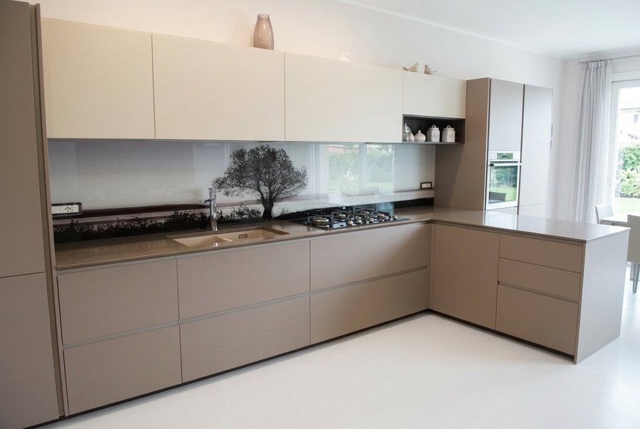 Paraschizzi in vetro con stampa albero, installazione cucina a Mira (VE)