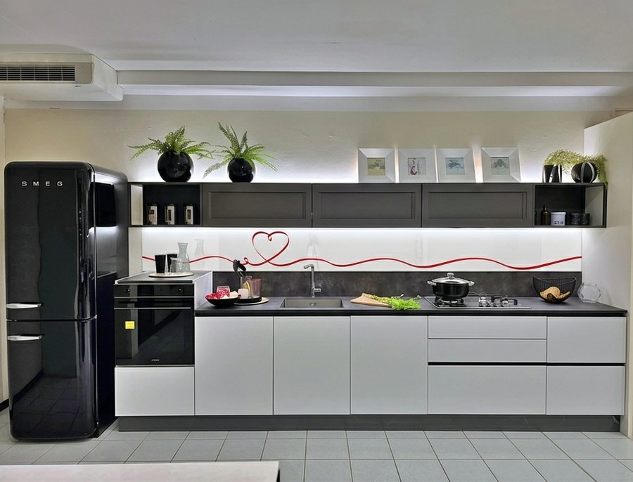 Paraschizzi in vetro con decoro personalizzato, installazione cucina a Oderzo (TV)